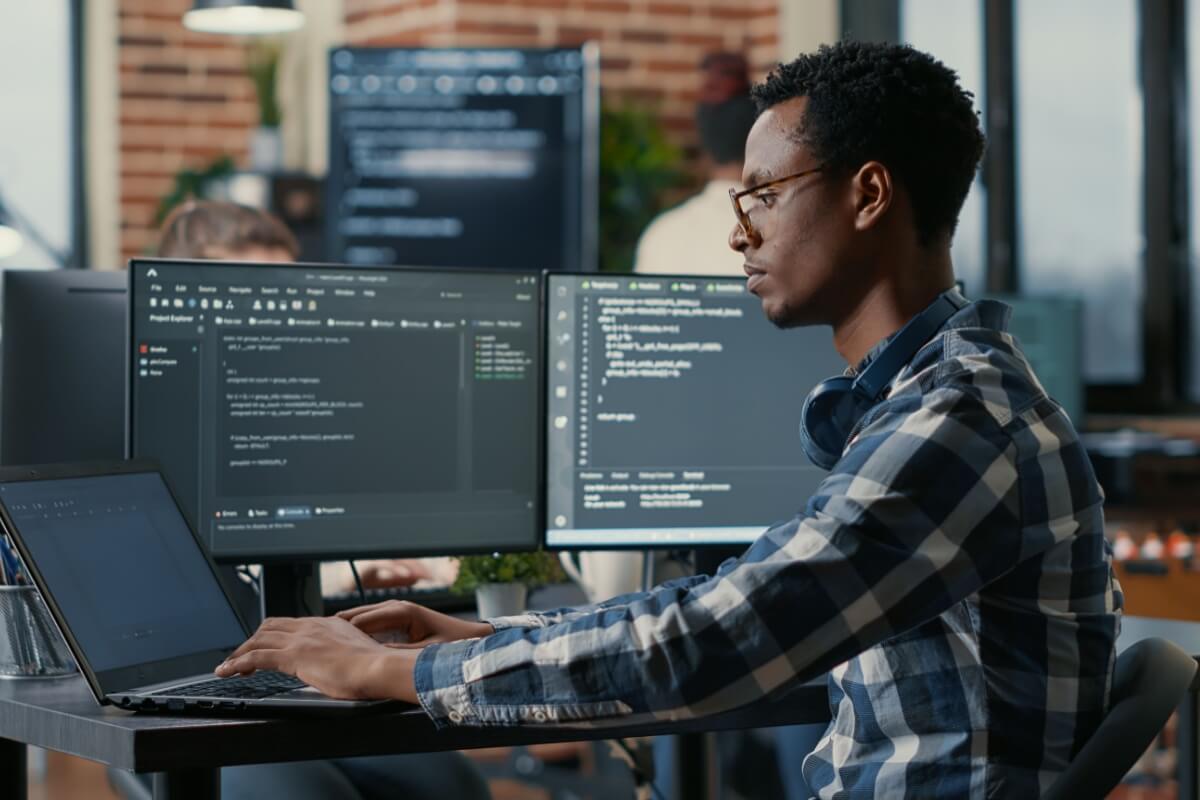 O conhecimento em linguagens de programação é essencial para a área de tecnologia (Imagem: DC Studio | Shutterstock)