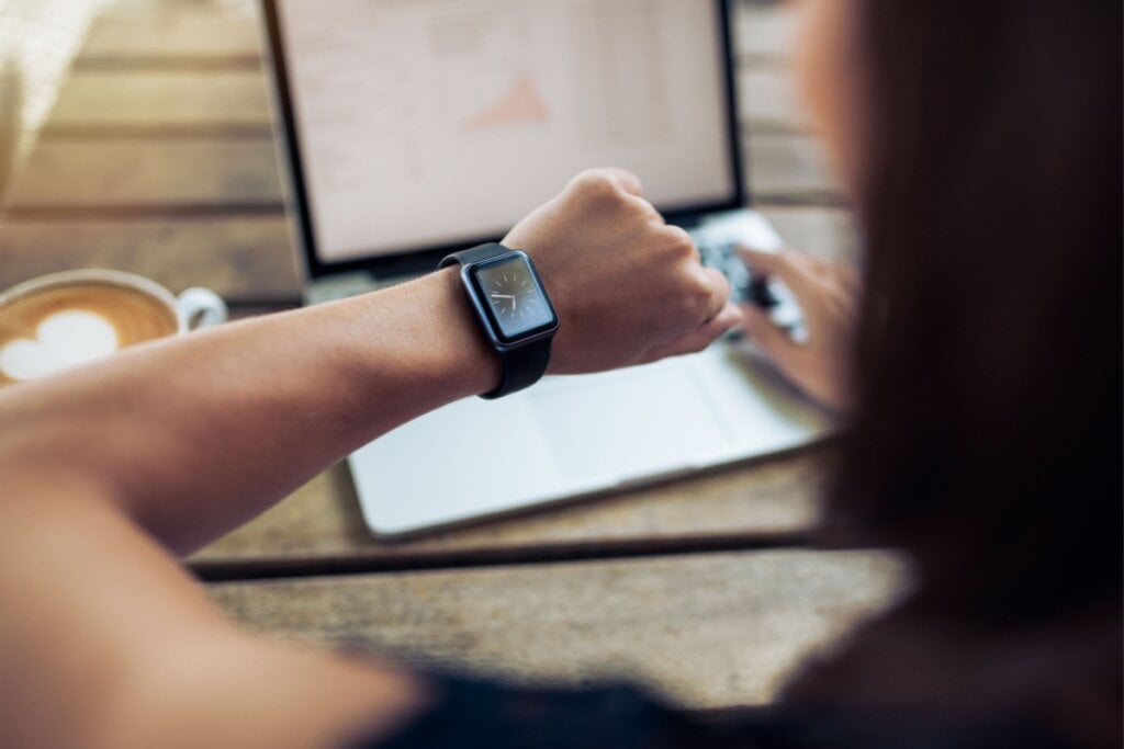 Pessoas com TDAH podem ter dificuldade para gerenciar o tempo e priorizar tarefas (Imagem: Jacob Lund | Shutterstock) 