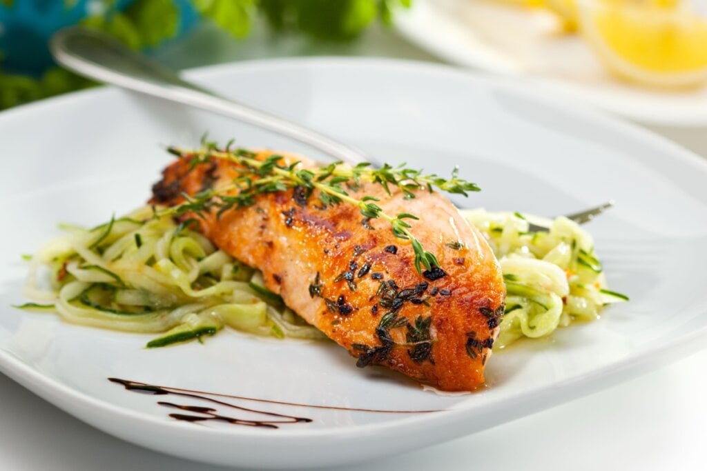 Salmão com espaguete de abobrinha (Imagem: Ryzhkov Photography | Shutterstock) 
