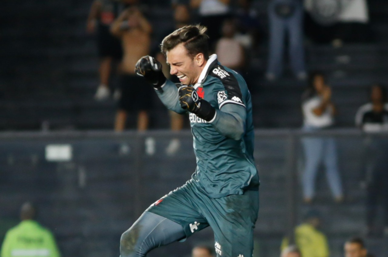 Imagem - Léo Jardim brilha nos pênaltis e Vasco elimina Operário na Copa do Brasil