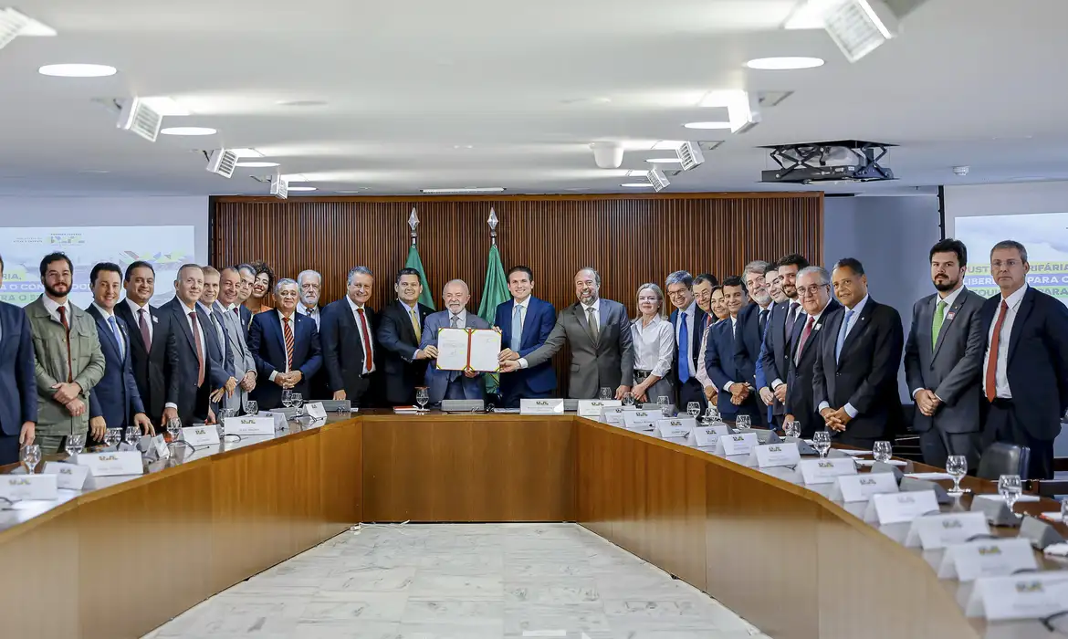 (O texto prevê mudança da Tarifa Social, abertura de mercado, com liberdade de escolha de fornecedor para o consumidor comum, e distribuição mais justa do pagamento de encargos.