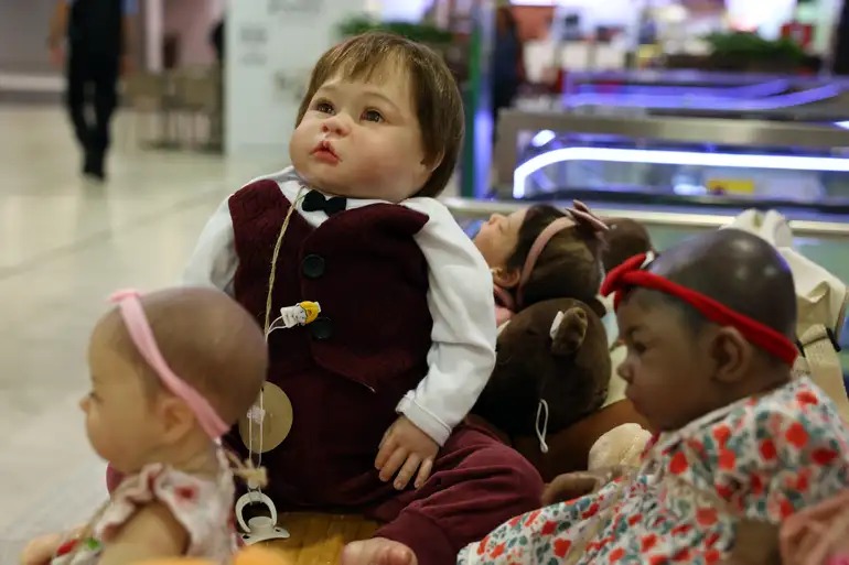Os bebês reborn são bonecos realistas criados para se parecer com recém-nascidos.