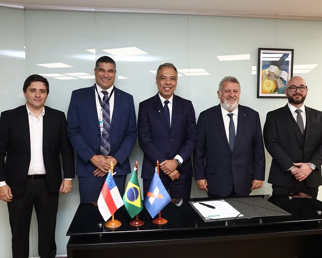 Presidente do Basa, Luiz Lessa (3º da esq. para a direita) durante a assinatura do convênio