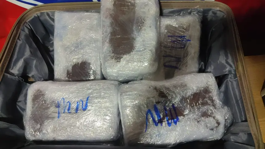 Imagem - Agentes da Base Candiru apreendem drogas e prende duas pessoas em embarcação no Baixo Amazonas