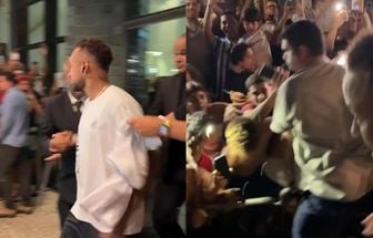 Idolatria: fãs vão à loucura em Maceió ao ver Neymar na porta do hotel