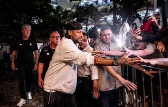 À espera de Neymar, multidão se forma na porta de hotel em Maceió