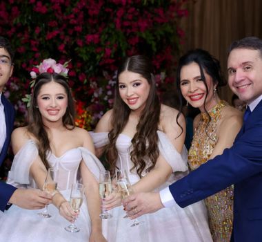 Imagem - Átila e Iê Fernandez comemoram os 15 anos das gêmeas Agatha e Nicole
