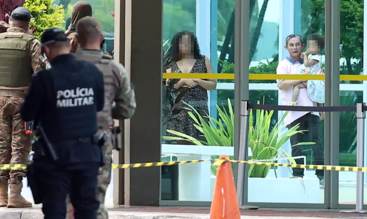 Imagem - Homem é preso após portar explosivo em ministério