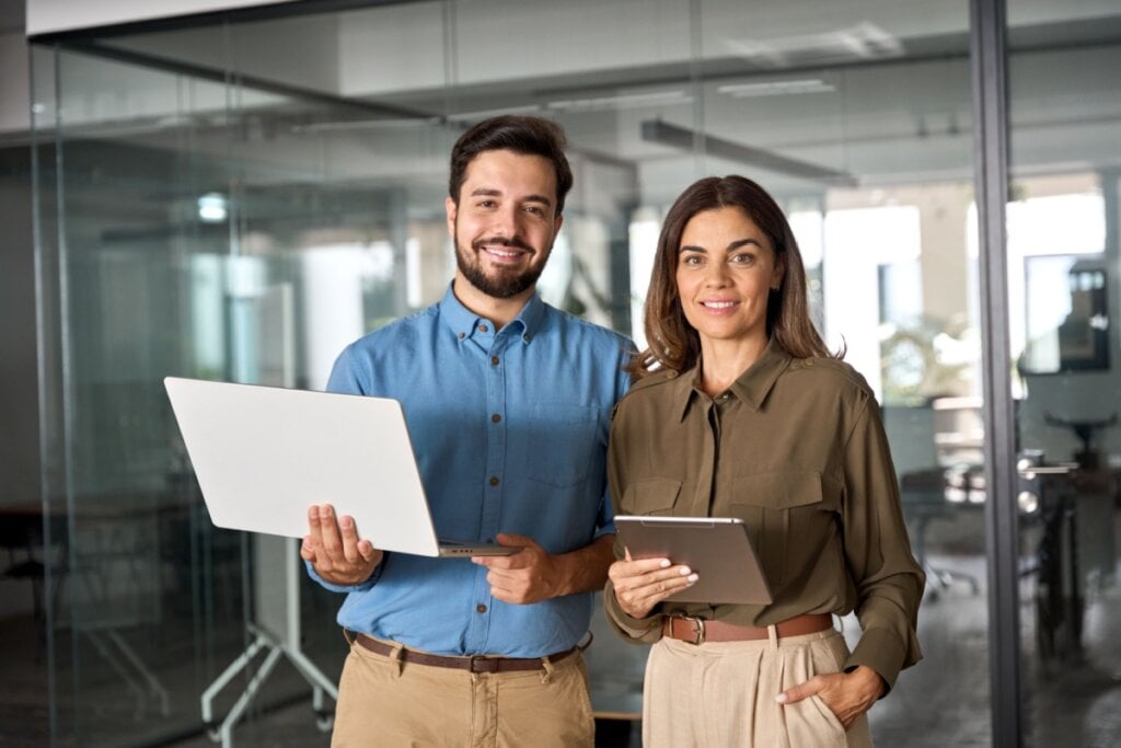 A adoção de uma comunicação assíncrona eficiente tem se mostrado essencial (Imagem: insta_photos | Shutterstock)