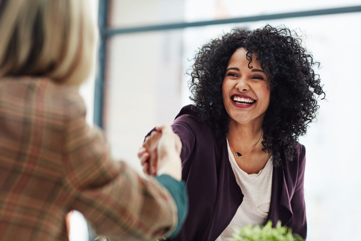 A chegada dos jovens ao mercado de trabalho tem transformado a percepção sobre sucesso profissional (Imagem: PeopleImages.com - Yuri A | Shutterstock)