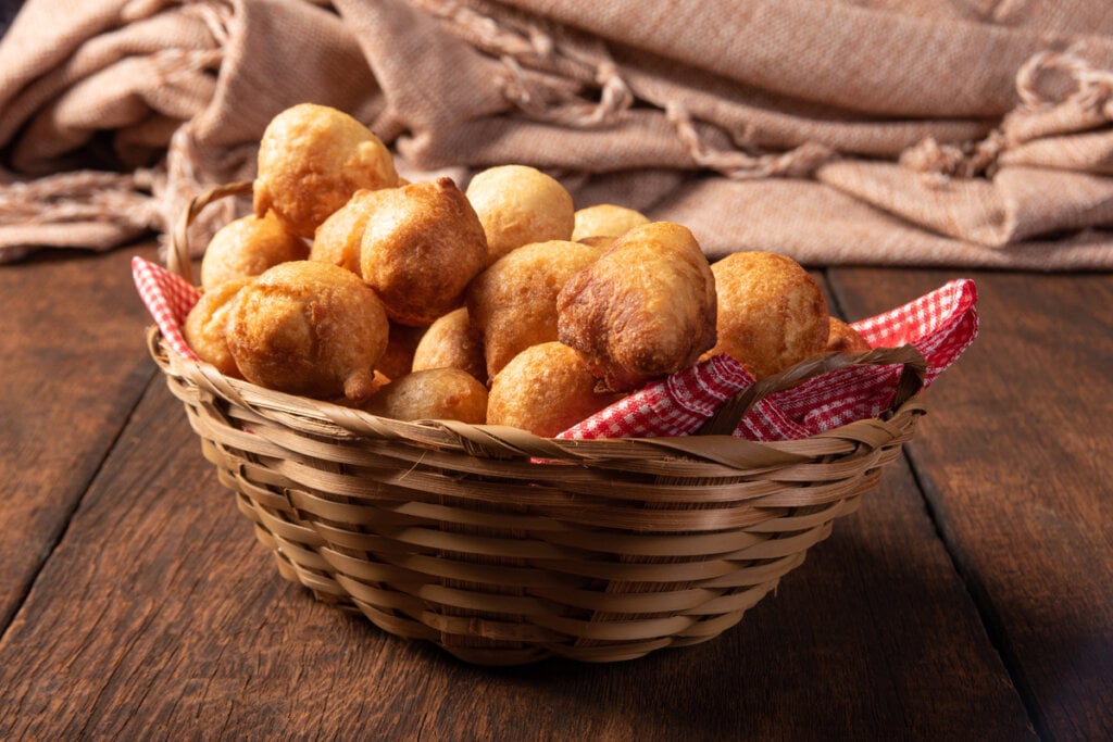 Bolinho de chuva de fubá (Imagem: Milton Buzon | Shutterstock) 