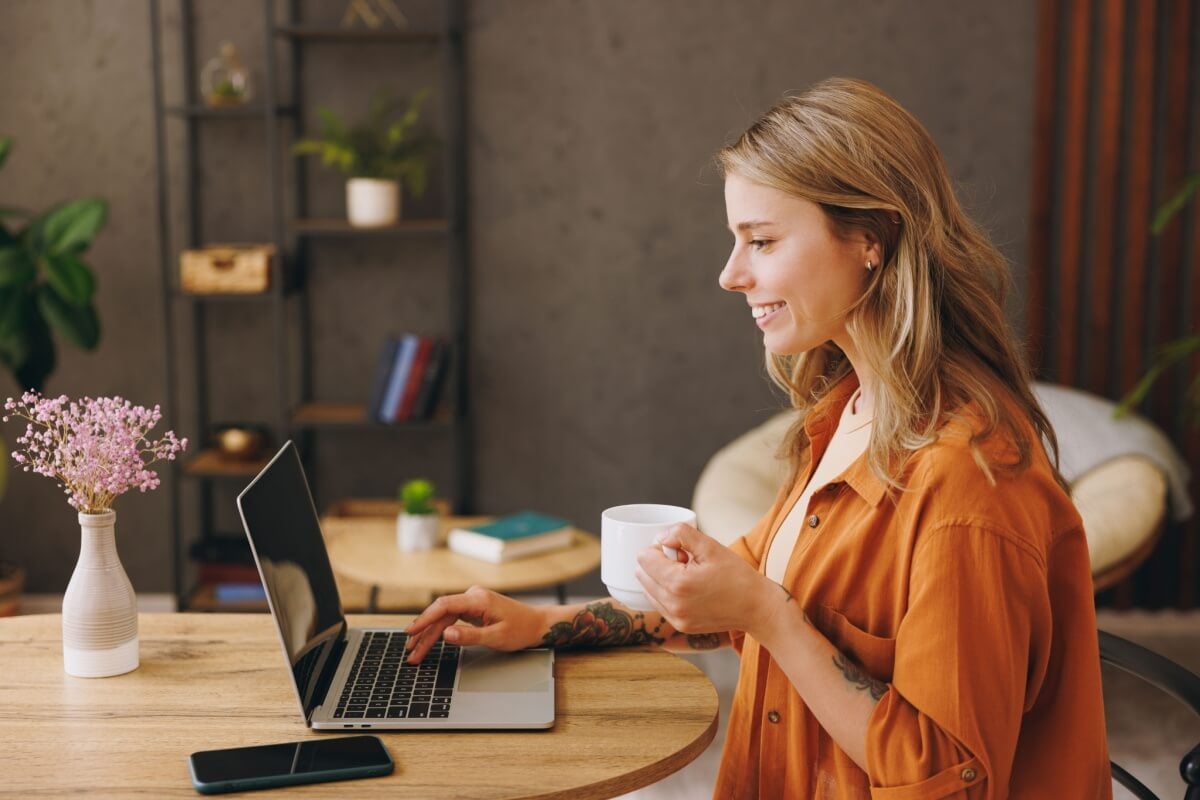 Trabalho home office oferece vantagens para profissionais e empresas (Imagem: ViDI Studio | Shutterstock)