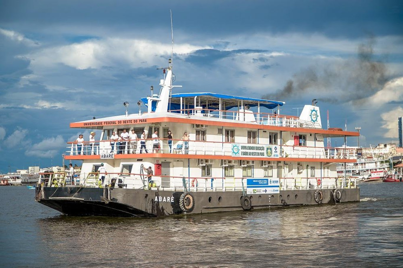 Embarcação ancorada em Santarém leva serviços básicos de saúde à população