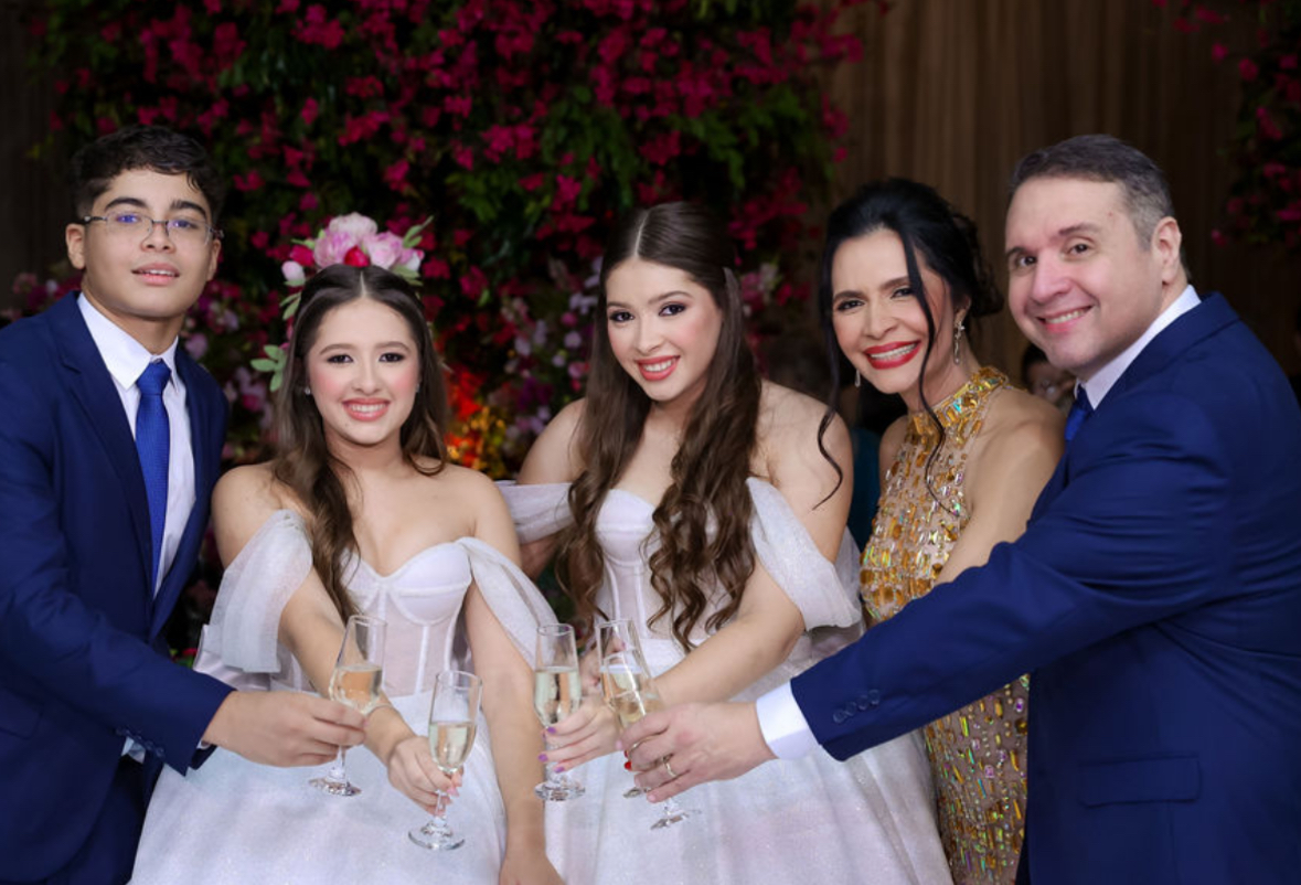 Imagem - Átila e Iê Fernandez comemoram os 15 anos das gêmeas Agatha e Nicole