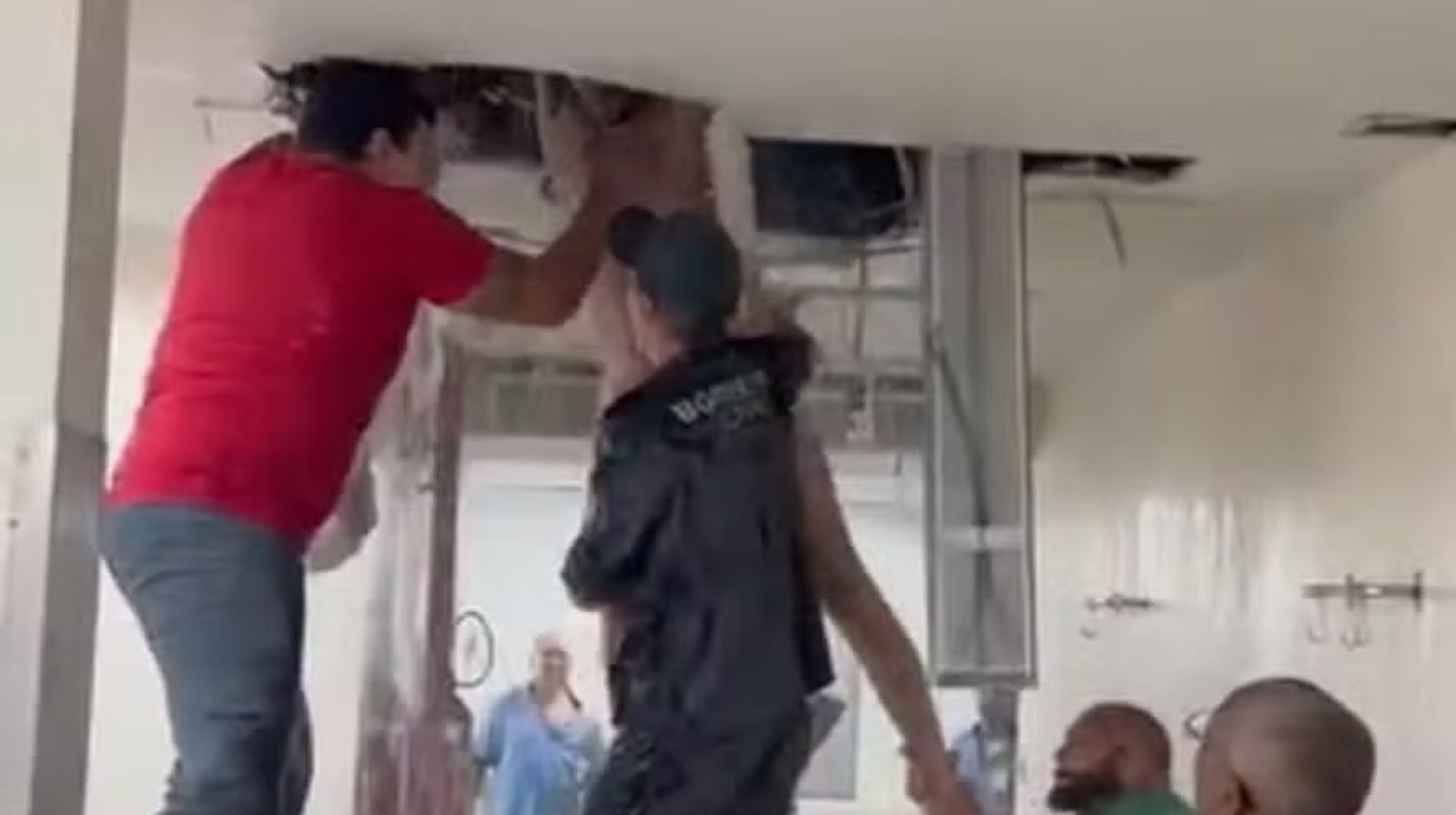 Paciente tenta fugir pelo forro e danifica estrutura da Santa Casa de São Paulo.