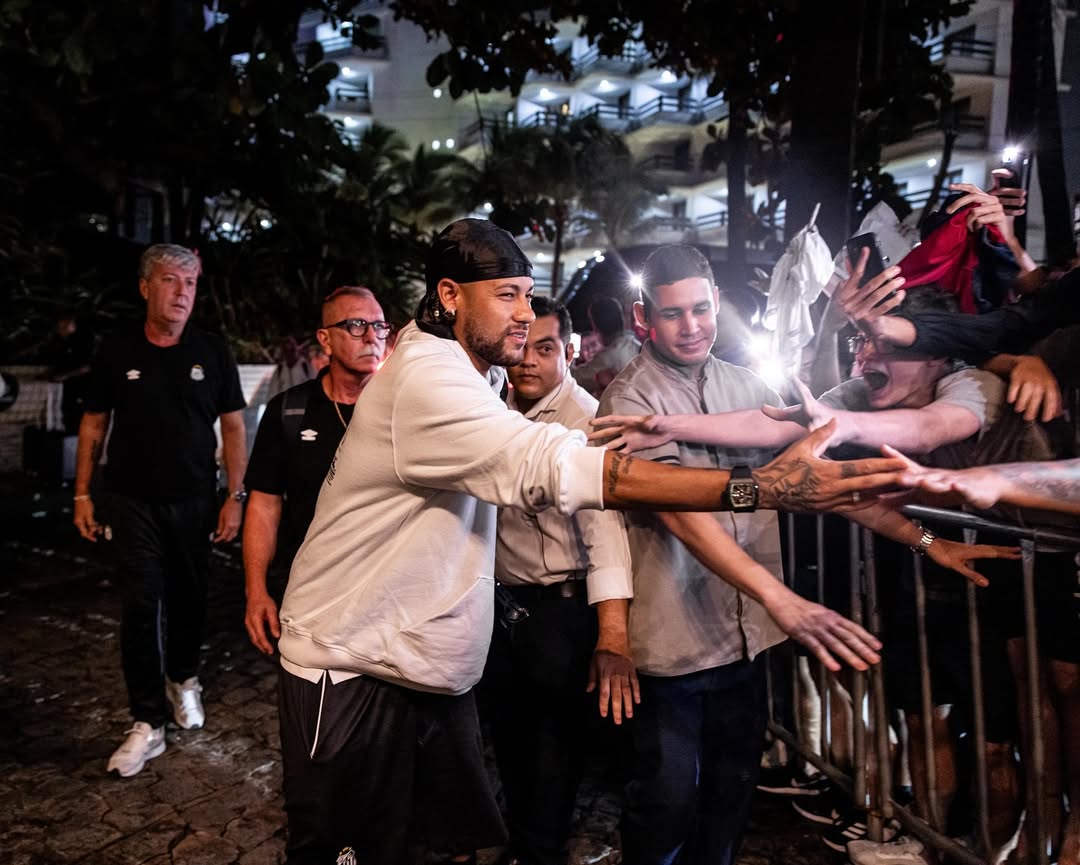 Imagem - À espera de Neymar, multidão se forma na porta de hotel em Maceió