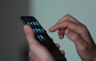Trump ameaça Apple com altas tarifas se iPhones não forem fabricados nos EUA