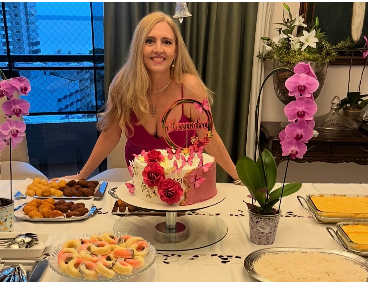 Alessandra Bastiani ganhou lanche surpresa de um grupo de amigas, para festejar o seu aniversário. 
