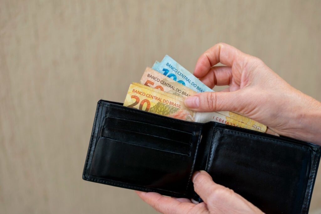 O término do pagamento da pensão depende da autonomia econômica do alimentado (Imagem: Leonidas Santana | Shutterstock) 