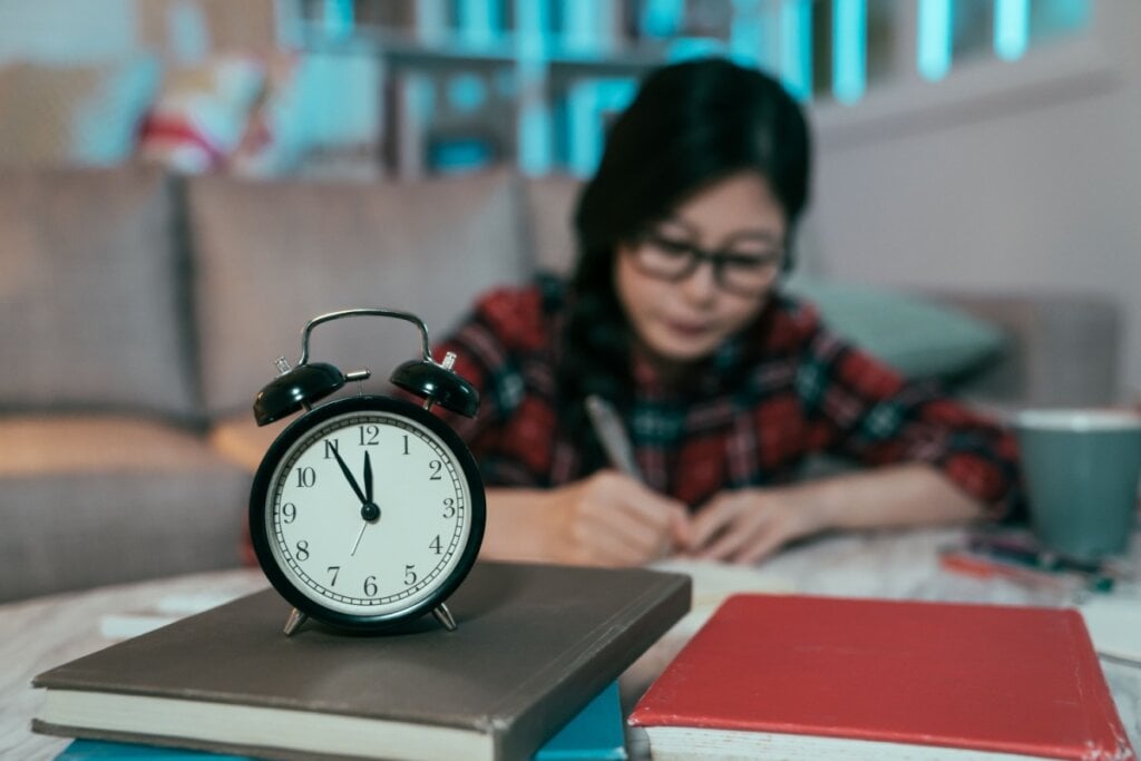 Separar blocos de tempo para cada disciplina é um dos métodos efetivos do cronograma de estudos (Imagem: PR Image Factory | Shutterstock) 