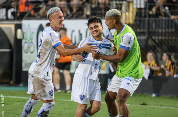 Esli García comemora gol contra o Novorizontino no último duelo entre as equipes