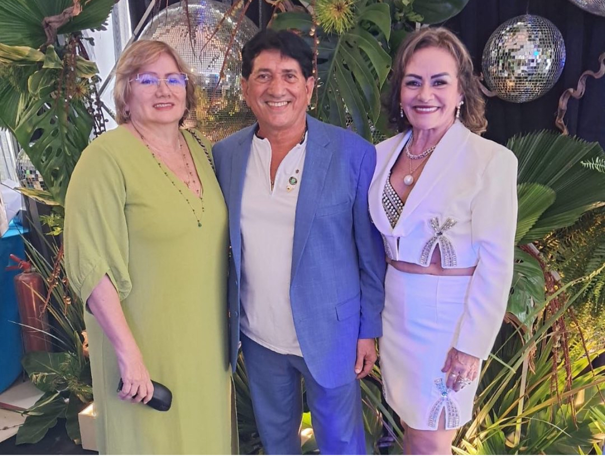 Francisco Nogueira completou 70 anos e, no domingo passado, comemorou a data no Condomínio Greenville Exclusive. A animação foi comandada pela sua Pilar Nogueira. Na foto, o casal com Naná Guimarães. 
