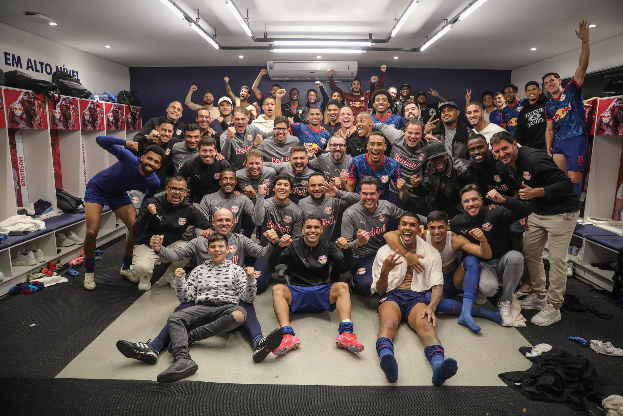 Jogadores do Bragantino comemoram a classificação - 