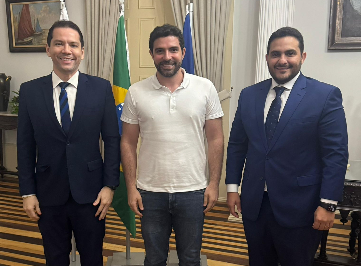 O Dr. Tiago Brito e o Defensor Público João Paulo Carneiro Ledo com o prefeito Igor Normando