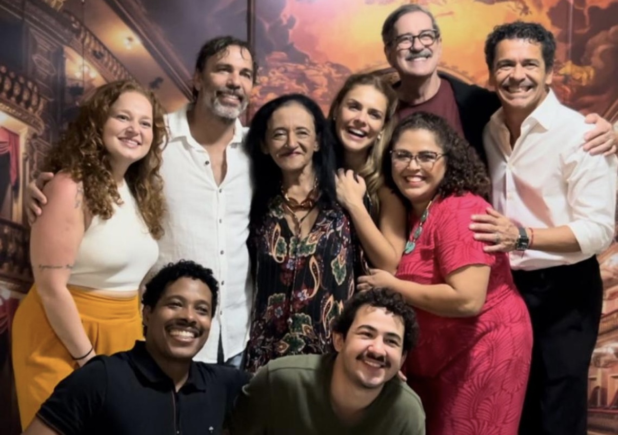 O elenco de " O Cravo e a Rosa",  com a produtora local Léa Moreno, que aniversariou no último dia 19. 