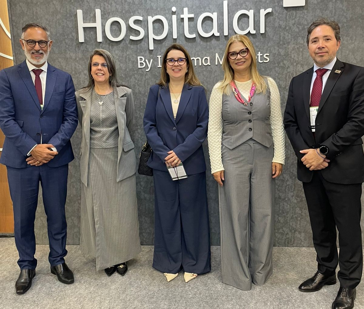 Presidente da Unimed Belém (penúltima à direita) participou da Feira Hospitalar 2025