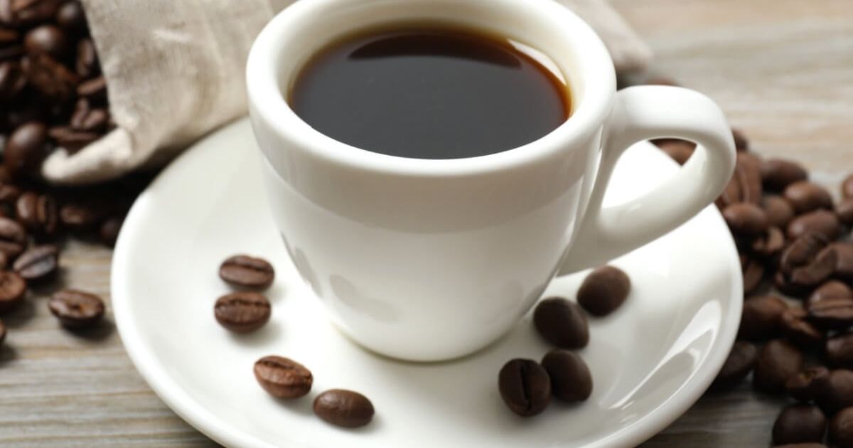 O café oferece diversos benefícios para o organismo, mas deve ser consumido com moderação para evitar malefícios (Imagem: Sunlight_s | Shutterstock) 