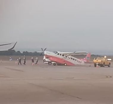 Imagem - Aeronave inclina e encosta traseira na pista durante embarque em Campinas