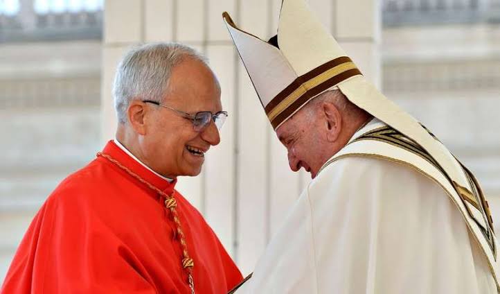 Atual papa Leão XVI com o falecido papa Francisco