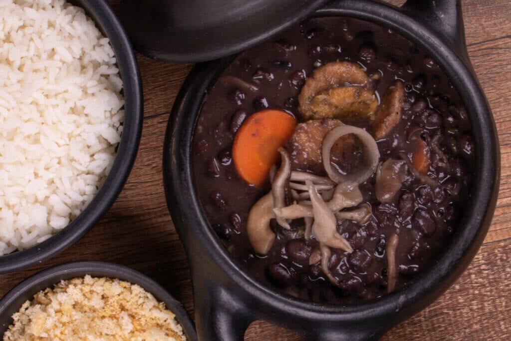 Feijoada com bife de soja e vegetais (Imagem: Graziele Morelli | Shutterstock)