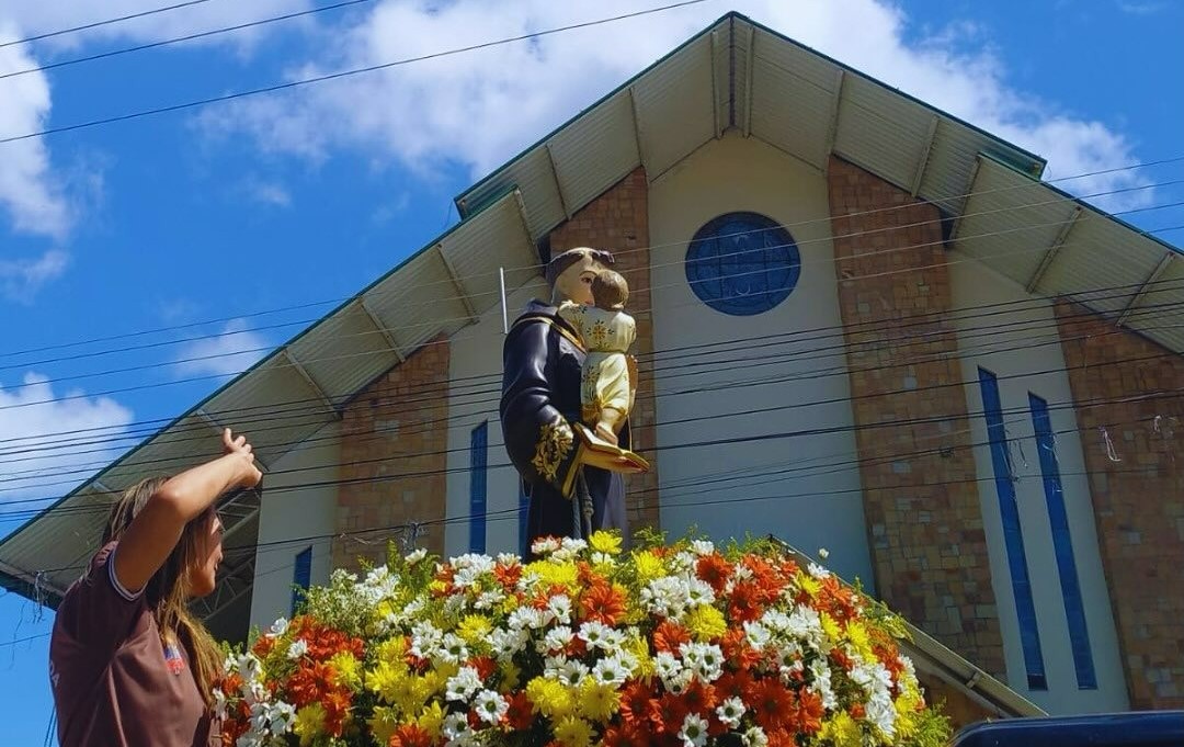 Fiéis louvem Santo Antonio de Lisboa neste fim de semana