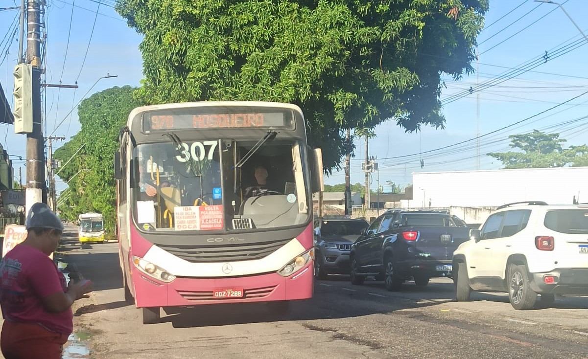 Ônibus demoram quase duas horas para passar nas paradas da ilha