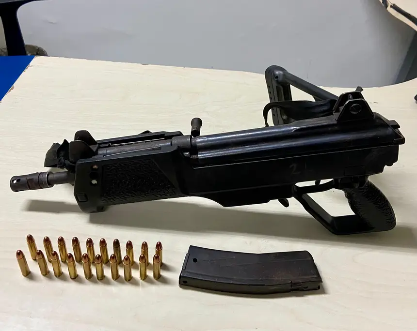 (A arma e o material apreendido foram apresentados na Delegacia de Polícia Civil de Marituba.)