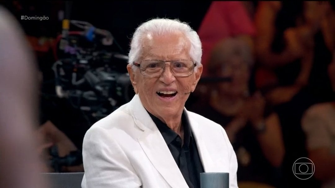 Carlos Alberto de Nóbrega recebendo a homenagem -