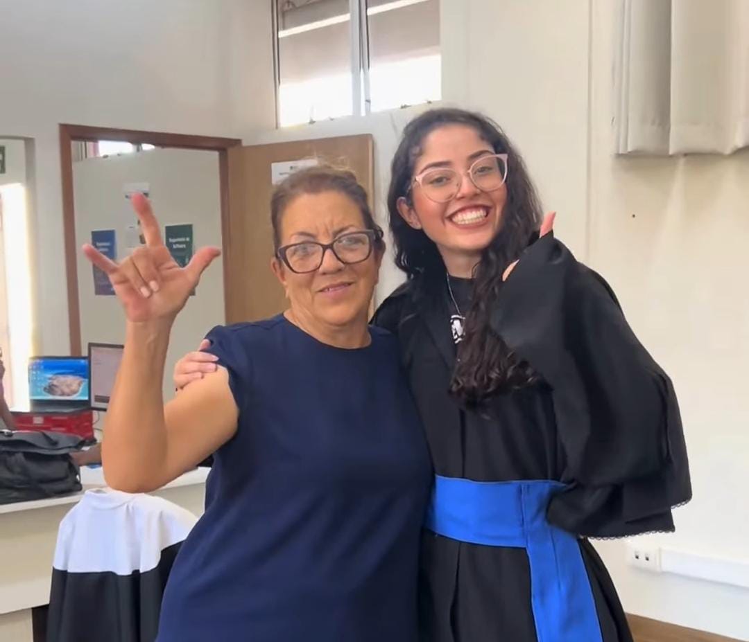 Imagem - Aluna viraliza nas redes depois de se formar sozinha na faculdade