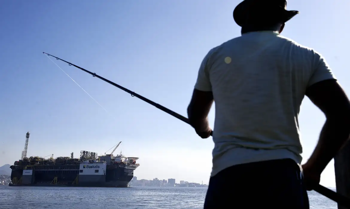 O pescador Humberto Sales Almeida, 42 anos, nasceu e foi criado na comunidade Baía do Araçá, na cidade de São Sebastião, em São Paulo. Filho e neto de pescadores, ele diz que a chegada da indústria do petróleo modificou a pesca artesanal da região.