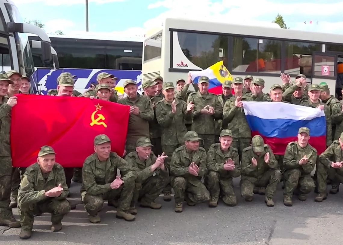 Rússia e Ucrânia trocaram centenas de prisioneiros no domingo (25).