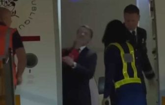 Vídeo: primeira-dama atinge rosto de Macron em desembarque no Vietnã