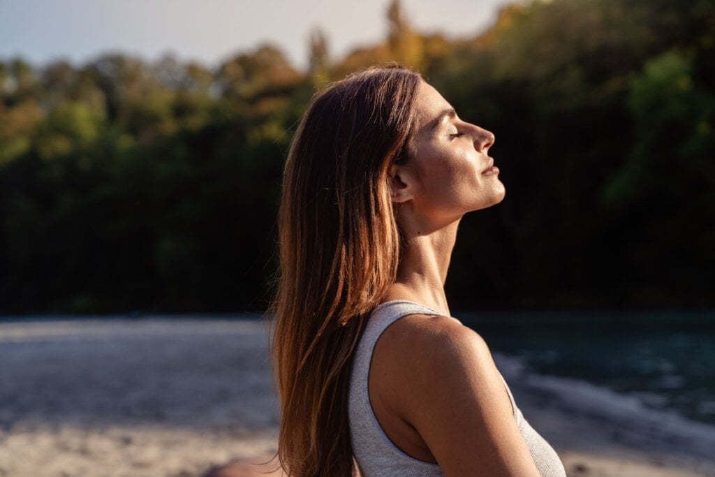 A exposição solar é essencial para a produção de vitamina D, um nutriente importante para a saúde dos fios (Imagem: Tatyana Soares | Shutterstock)