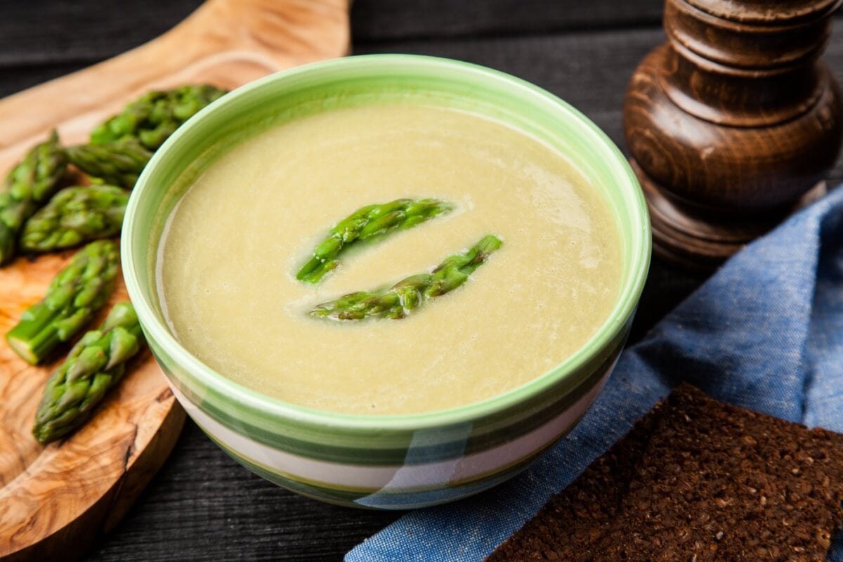 Creme de aspargo com limão (Imagem: George Dolgikh | Shutterstock)