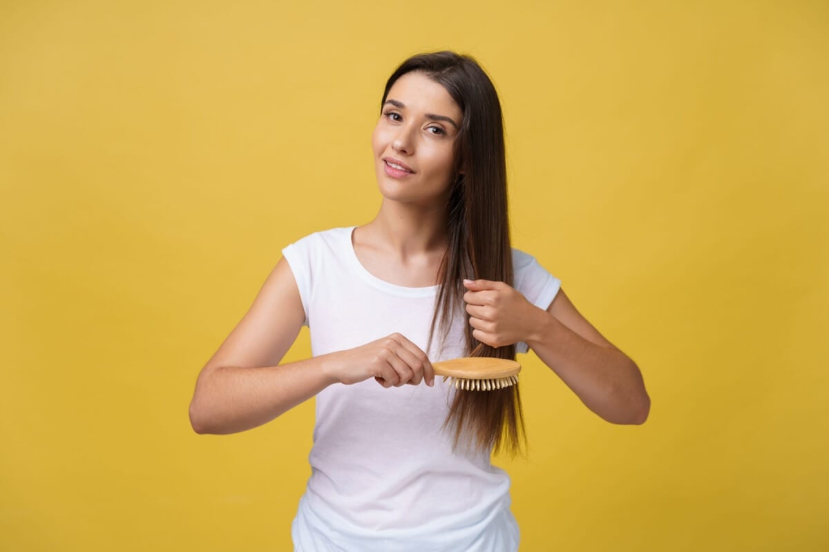 Hábitos no inverno podem agravar a queda de cabelo, especialmente em quem já tem predisposição (Imagem: Mix and Match Studio | Shutterstock) 