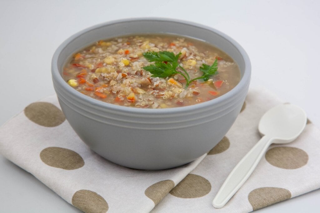 Sopa de quinoa com arroz vermelho e lentilha (Imagem: Leni Kovaleva | Shutterstock)