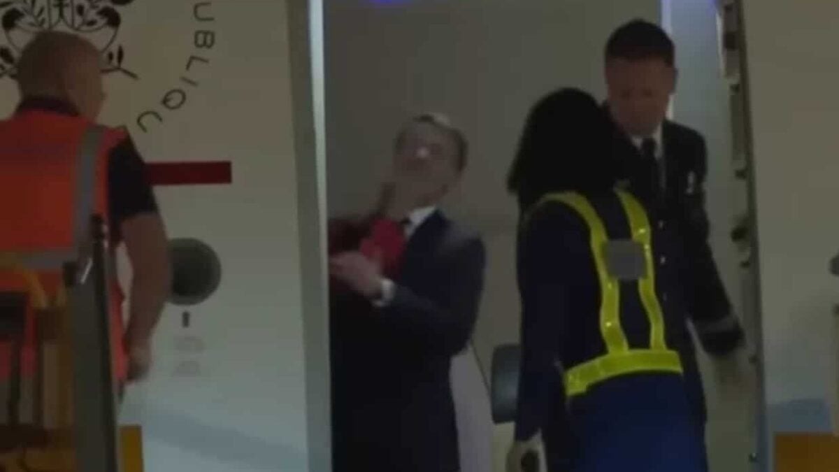 Imagem - Vídeo: primeira-dama atinge rosto de Macron em desembarque no Vietnã