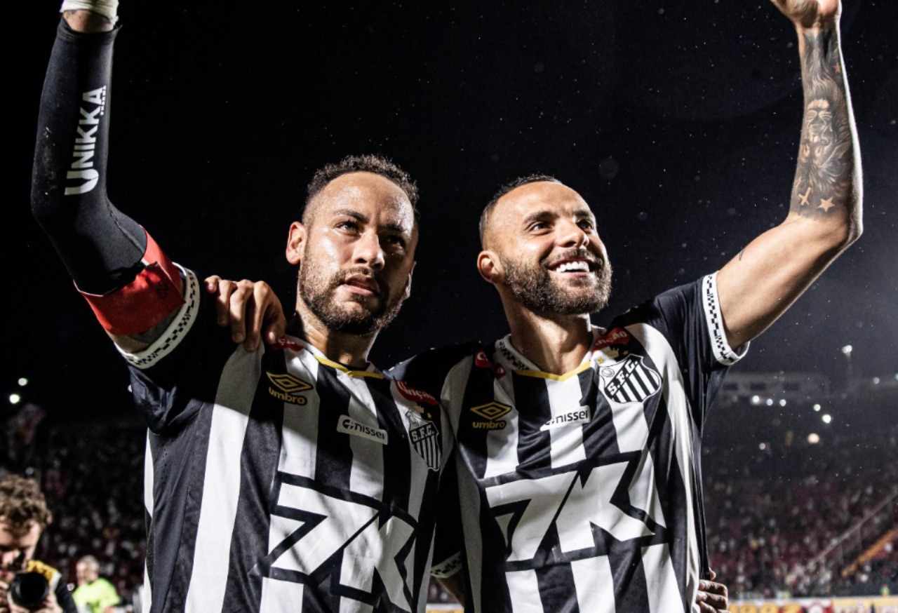 Neymar e Guilherme comemoram a vitória - 