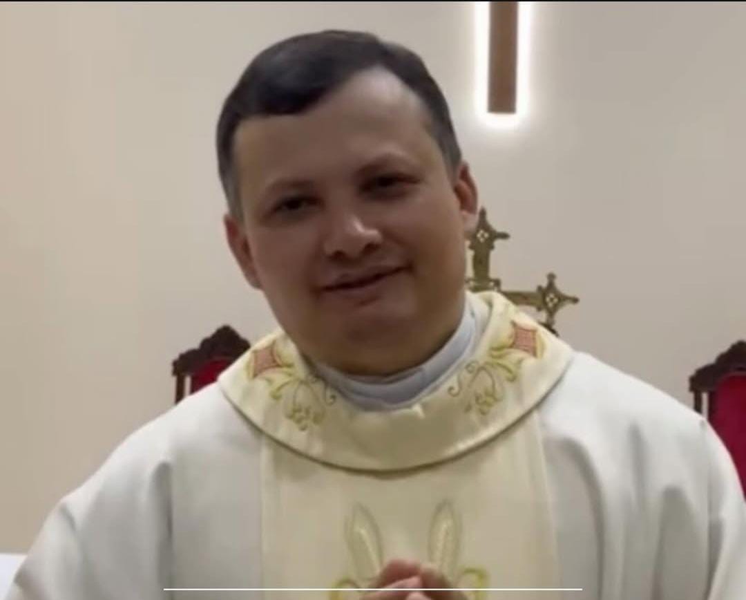 Imagem - Quem é o padre que estava desaparecido e foi encontrado preso no telhado