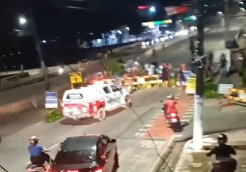 Parte da Av.Julio César, próximo ao canal Água Crista, foi interditada pelos manifestantes.